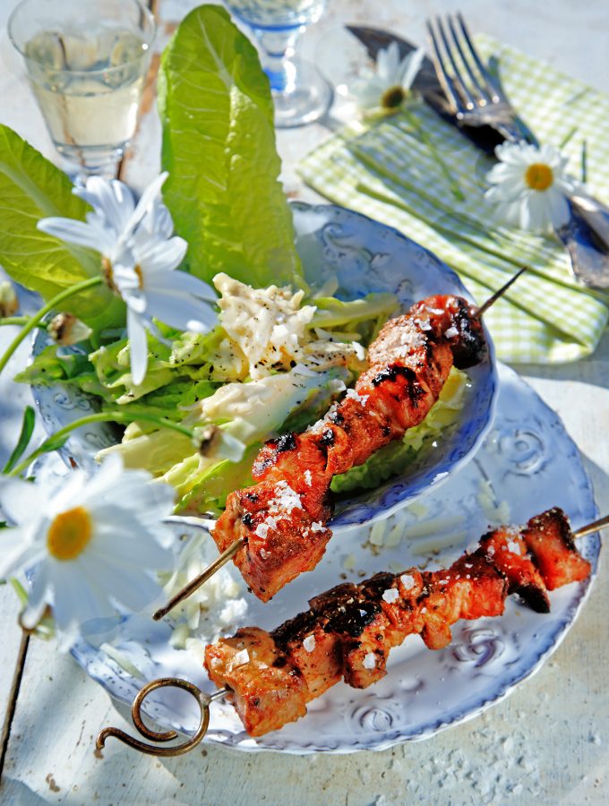 BBQ–spett med Ceasarsallad