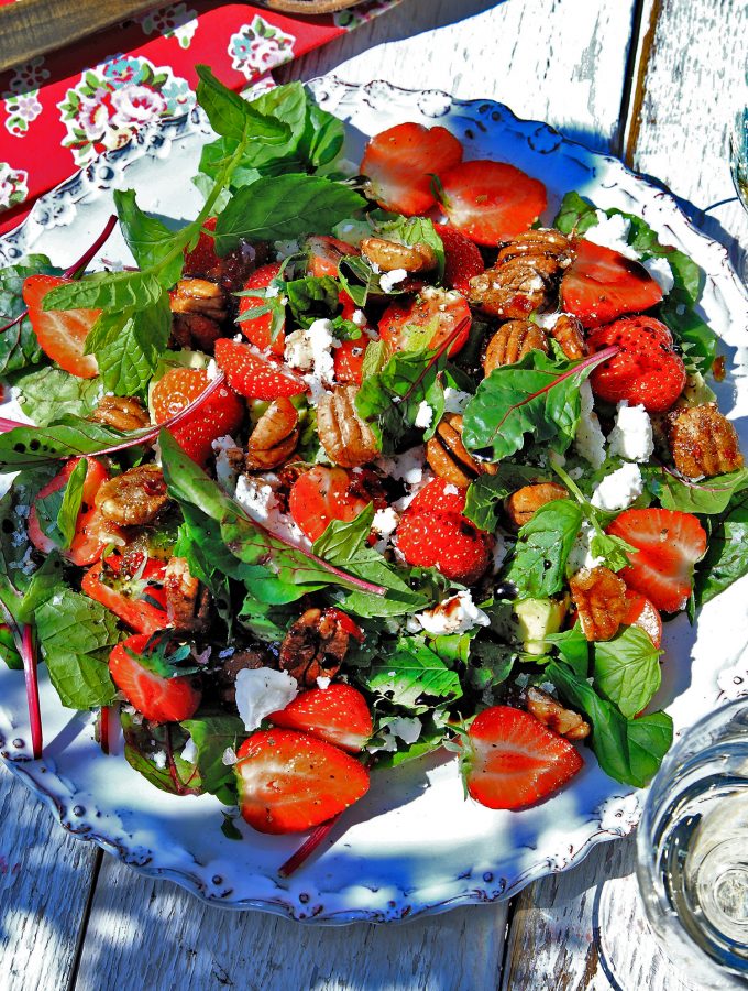 Getostsallad med bär och kanderade nötter