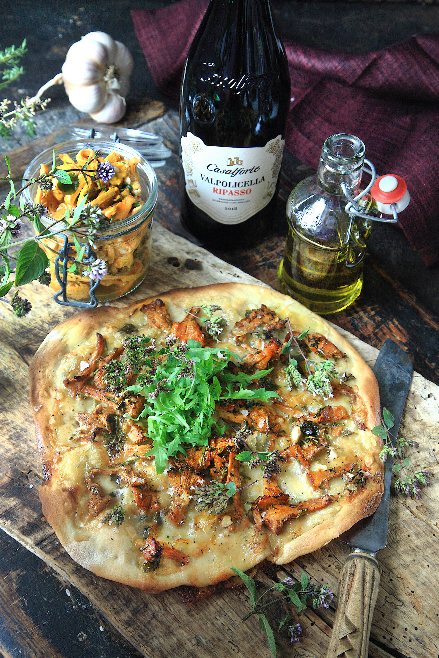 Snavset guiden Ambassade Pizza bianco med gorgonzola & balsamicomarinerade kantareller