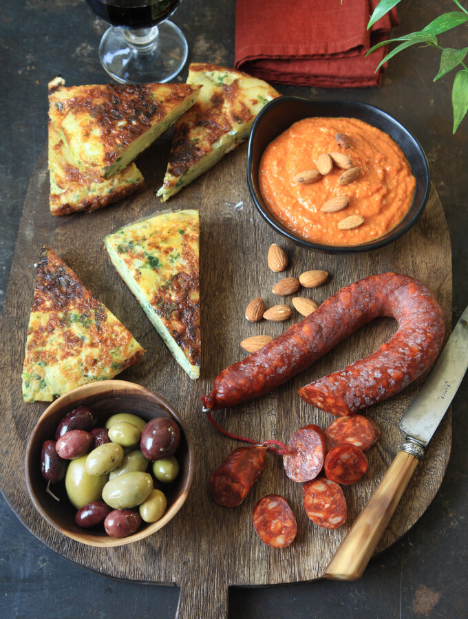 Spansk tapas med tortilla, romescosås & chorizo