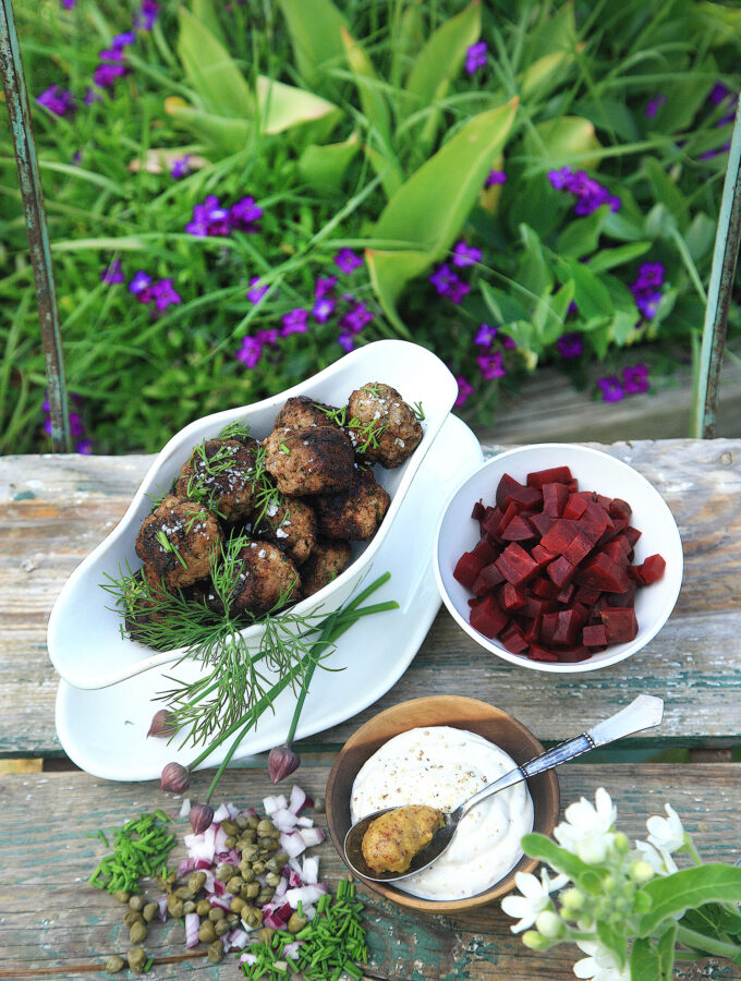 Dilliga köttbullar med klassiska tillbehör