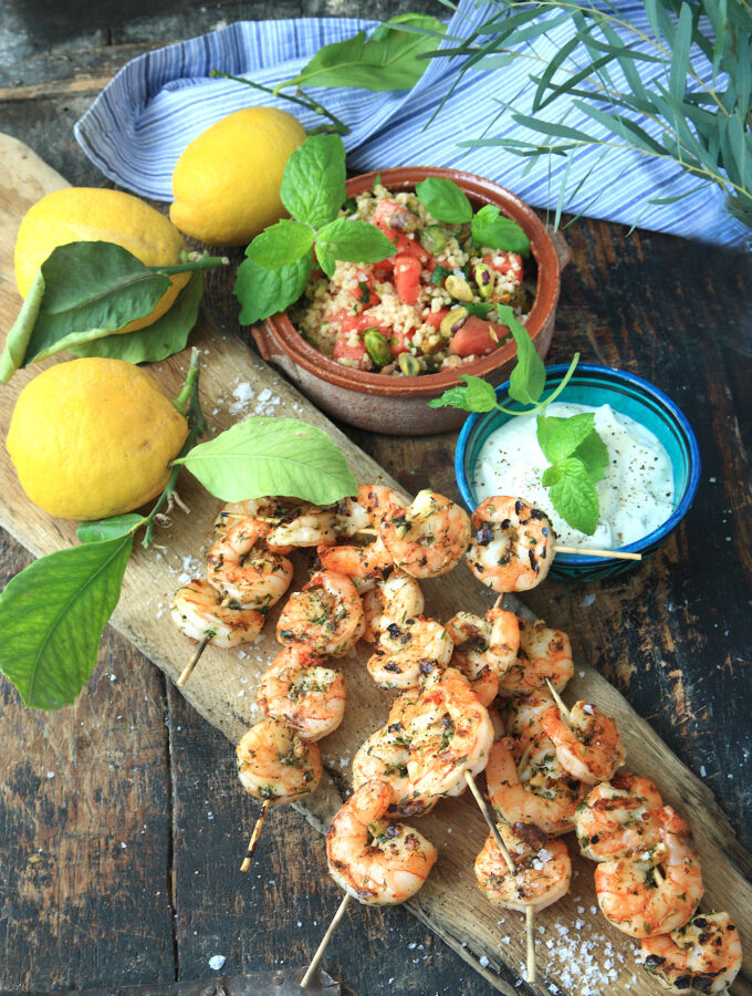 SOUVLAKI PÅ TIGERRÄKOR MED MYNTAYOGHURT och MELONTABBOULEH